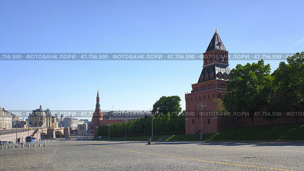 Кремлевская стена и башни Московского кремля, вид с Васильевского спуска. Солнечный летний день (2024 год). Редакционное фото, фотограф Александр Кузнецов / Фотобанк Лори