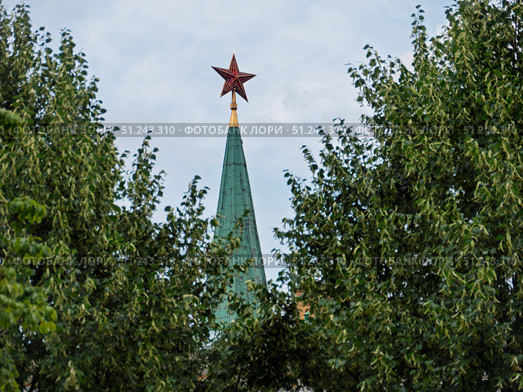 Kremlin Tower in Moscow Framed by Lush Trees. Стоковое фото, фотограф Sergakoff / Фотобанк Лори