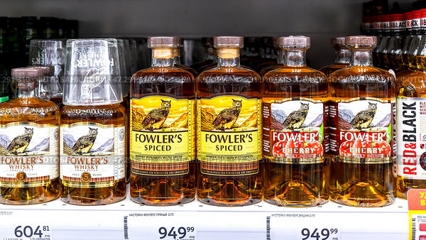 Крепкий алкогольный напиток Виски Fowler's на полке в супермаркете. Бутилированные крепкие алкогольные напитки. Редакционное фото, фотограф FotograFF / Фотобанк Лори