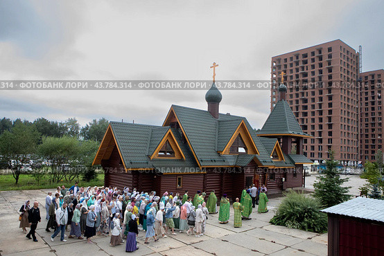 Крестный ход в престольный праздник Серафимовского храма Балашихи (2024 год). Редакционное фото, фотограф Дмитрий Неумоин / Фотобанк Лори