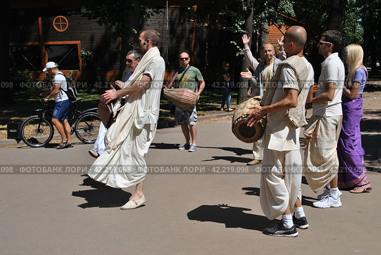Кришнаиты на улице. Парк Горького. Москва (2014 год). Редакционное фото, фотограф lana1501 / Фотобанк Лори