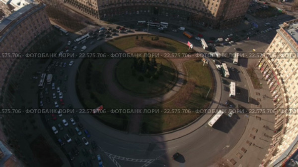 Круговое движение автотранспорта по Комсомольской площади в вечернее время, Кировский район, Санкт-Петербург (2016 год). Стоковое видео, видеограф Кекяляйнен Андрей / Фотобанк Лори