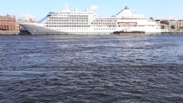Круизный корабль Silver Whisper пришвартован у Английской набережной в Санкт-Петербурге (2016 год). Редакционное видео, видеограф Сергей Дубров / Фотобанк Лори