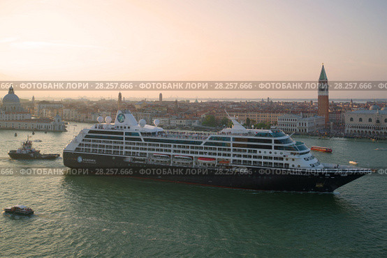 Круизный лайнер "Azamara Quest" проходит пролив Джудека. Венеция (2017 год). Редакционное фото, фотограф Виктор Карасев / Фотобанк Лори