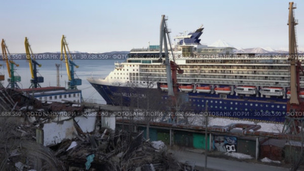 Круизный лайнер Celebrity Millennium в морском порту возле развалин старого дома. Блеск и нищета (2019 год). Редакционное видео, видеограф А. А. Пирагис / Фотобанк Лори