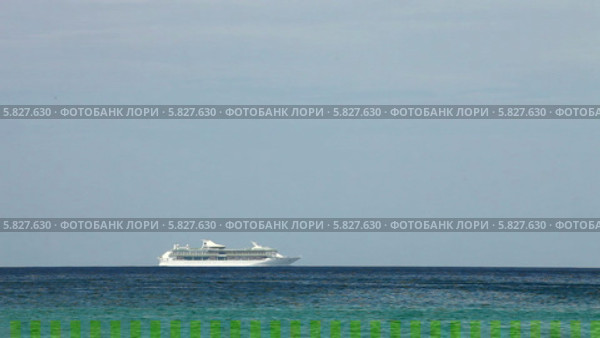 Круизный лайнер на горизонте моря. Стоковое видео, видеограф Виталий Зверев / Фотобанк Лори