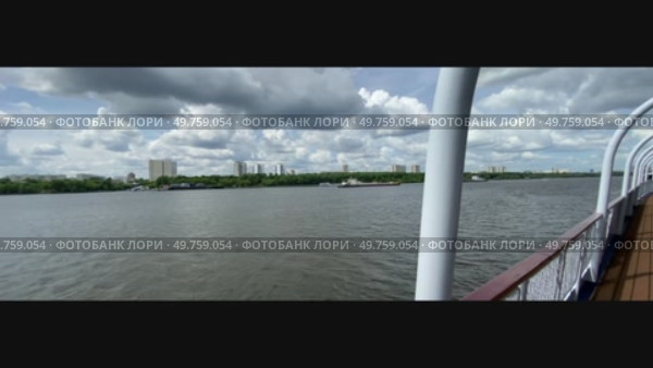Круизный теплоход на реке, обзорное видео с палубы. Редакционное видео, видеограф Владимир Шипикин / Фотобанк Лори