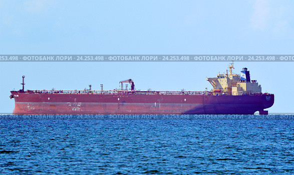 Крупнотоннажный нефтеналивной танкер NS Lion (порт приписки - Монровия, флаг - Либерия) на рейде (2016 год). Редакционное фото, фотограф Александр Замараев / Фотобанк Лори