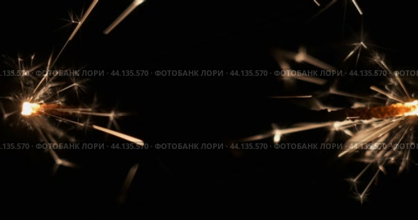 Крупный план горящего бенгальского огня. Пламя распространяется от середины к краям. Конец горения. Стоковое видео, видеограф Александр Собко / Фотобанк Лори