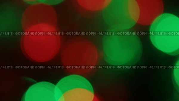Крупный план мерцания разноцветных огней. Рождественские и новогодние огни мерцают. Дух праздника в веселых мигающих разноцветных пузырях на черном фоне. Стоковое видео, видеограф Александр Собко / Фотобанк Лори