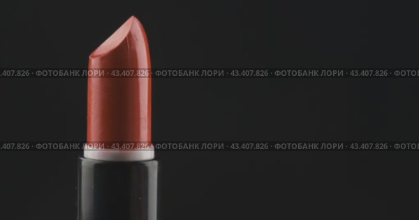 Крупный план открывающейся помады. Красная помада на черном фоне. Пространство для копирования. Стоковое видео, видеограф Александр Собко / Фотобанк Лори