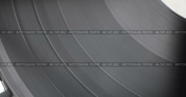 Крупный план вращающейся виниловой пластинки. Запуск и остановка вращения диска. Текстура и фон виниловой пластинки. Вид сверху. Стоковое видео, видеограф Александр Собко / Фотобанк Лори