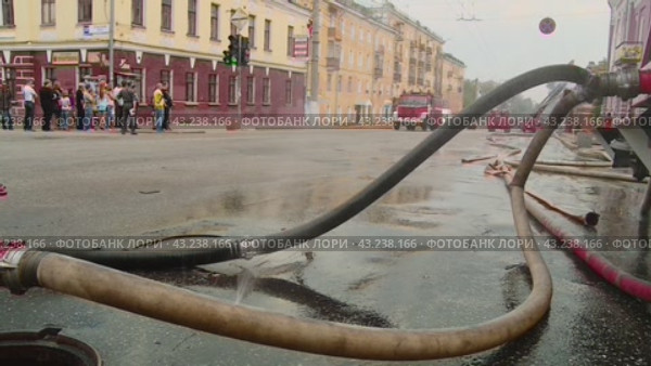 Крупный пожар в историческом здании в Кирове, Россия (2013 год). Редакционное видео, видеограф Алексей Сергеев / Фотобанк Лори