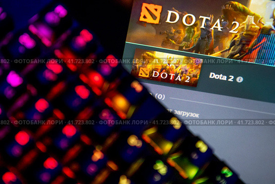 Крупным планом клавиатура и ссылка на загрузчик DOTA 2 на экране компьютера в городе Москве, Россия (2023 год). Редакционное фото, фотограф Николай Винокуров / Фотобанк Лори