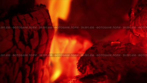 Крупным планом пламя на горящих углях. Стоковое видео, видеограф Цыбин Вадим / Фотобанк Лори
