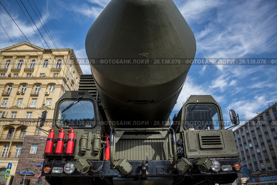 Крупным планом транспортно-пусковой контейнер комплекса РС-24 "Ярс", который стоит на Тверской улицы перед началом военного парада на Красной площади, посвященного 70-й годовщине Победы в Великой Отечественной войне в городе Москве, Россия, 9 мая 2015. Редакционное фото, фотограф Николай Винокуров / Фотобанк Лори