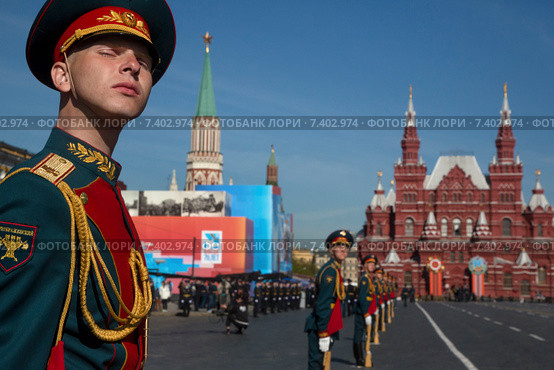 Крупным планом военослужащие роты почетного караула отдельного комендантского Преображенского полка перед началом торжественного марша военного парада в ознаменование 70-летия Победы в Великой Отечественной войне 1941-1945 годов по Красной площади города Москвы, Россия (2015 год). Редакционное фото, фотограф Николай Винокуров / Фотобанк Лори