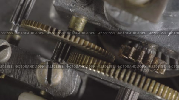 Крупным планом вращающиеся шестерни внутреннего рабочего механизма. Close up of a rotating gears of the internal working mechanism. Стоковое видео, видеограф EStarodubov / Фотобанк Лори