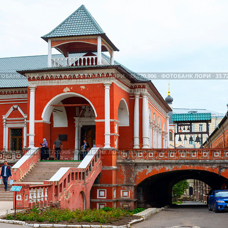 Крыльцо церкви Преподобного Сергия Радонежского с трапезной. Высоко-Петровский монастырь. Москва (2019 год). Редакционное фото, фотограф Александр Щепин / Фотобанк Лори