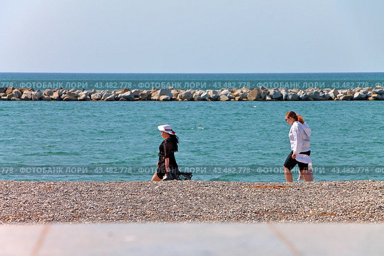 Крым, Евпатория, курорт, Чёрное море, люди, рифы, галька (2024 год). Редакционное фото, фотограф Андрей Макаренко / Фотобанк Лори