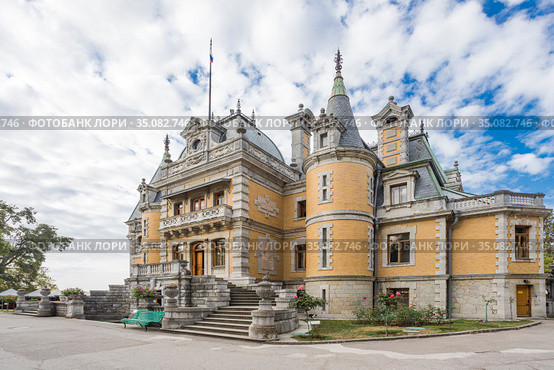 Крым. Ялта. Массандровский дворец (2020 год). Редакционное фото, фотограф Литвяк Игорь / Фотобанк Лори