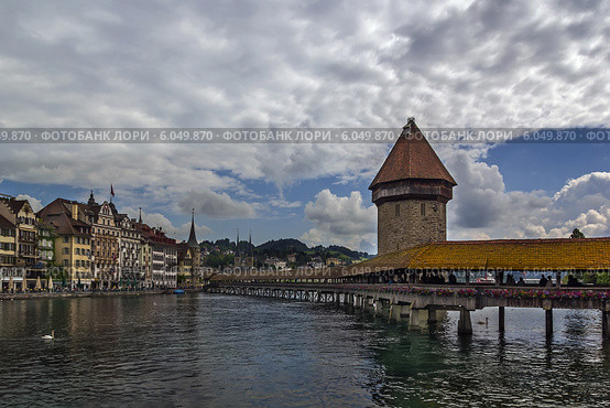 Крытый мост Капельбрюкке (Kapellbrucke) в Люцерне. Швейцария (2014 год). Стоковое фото, фотограф Boris Breytman / Фотобанк Лори