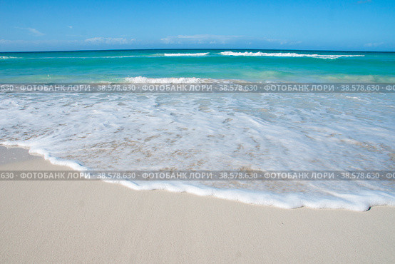 Куба. Варадеро. Берег Карибского моря. Песочный пляж на курорте. Cube. Varadero. The Caribbean coast. Sandy beach in the resort. (2014 год). Стоковое фото, фотограф Алексей Смышляев / Фотобанк Лори