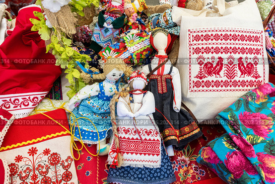 Куклы-амулеты и сувениры ручной работы. Традиционная выставка народных промыслов. (2021 год). Редакционное фото, фотограф Александр Бушков / Фотобанк Лори