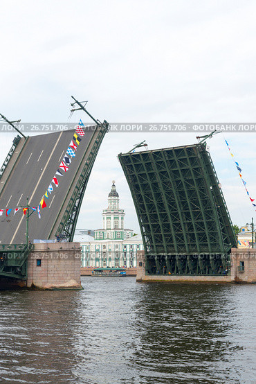 Кунсткамера в створе разведенного Дворцового моста. Санкт-Петербург (2017 год). Редакционное фото, фотограф Александр Щепин / Фотобанк Лори