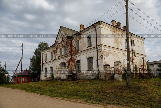 Купеческий особняк "Белая школа". Пинега, Архангельская область (2022 год). Стоковое фото, фотограф Николай Гернет / Фотобанк Лори