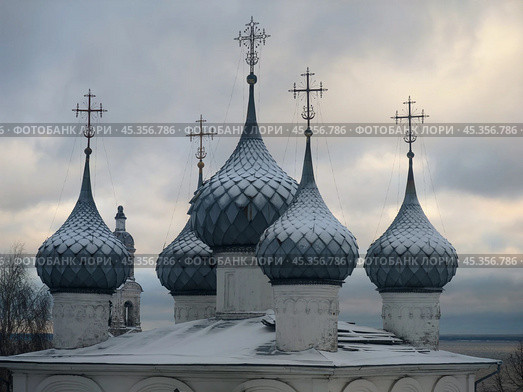 Купола Богоявленского храма в Юрьевце. Купола Симоновского храма в Юрьевце. Купола русского храма припорошенные снегом. Стоковое фото, фотограф Сергей Расторгуев / Фотобанк Лори