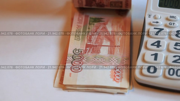 Купюры номиналом 5000 рублей и калькулятор. Стоковое видео, видеограф Яна Королёва / Фотобанк Лори