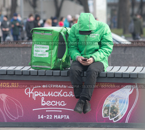 Курьер Delivery Club (2020 год). Редакционное фото, фотограф E. O. / Фотобанк Лори