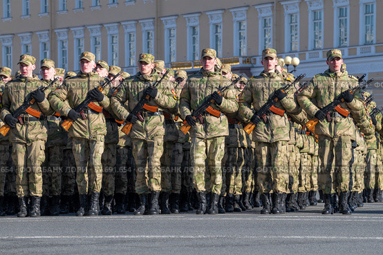 Курсанты одного из военных училищ Санкт-Петербурга в строю. Репетиция военного парада в честь Дня Победы. Санкт-Петербург (2022 год). Редакционное фото, фотограф Виктор Карасев / Фотобанк Лори