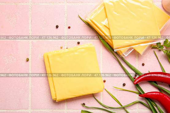 Кусочки вкусного обработанного сыра с луком-пореем и чили на розовом фоне плитки. Стоковое фото, фотограф Pixel_shot / Фотобанк Лори