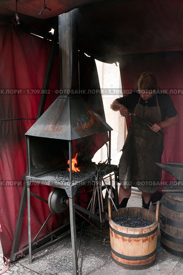 Кузнец за работой на улице Праги (2009 год). Редакционное фото, фотограф Алексей Зарубин / Фотобанк Лори