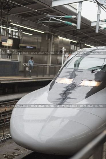 KYOTO, JAPAN - AUGUST 12: JR700 shinkansen bullet train departing Kyoto station shown on August 12, 2015 in Kyoto, Japan. Редакционное фото, агентство Ingram Publishing / Фотобанк Лори