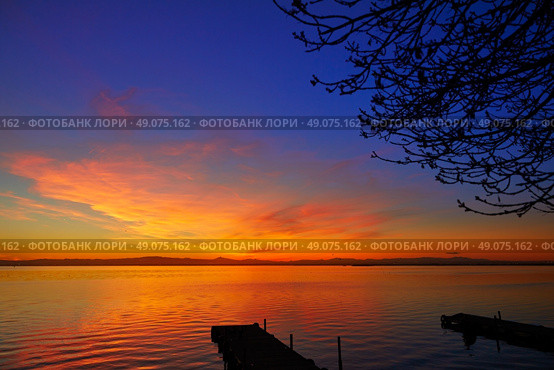La Albufera lake sunset in El Saler of Valencia at Spain. Стоковое фото, агентство Ingram Publishing / Фотобанк Лори