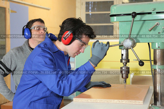 Laborers in workshop. Стоковое фото, агентство Ingram Publishing / Фотобанк Лори