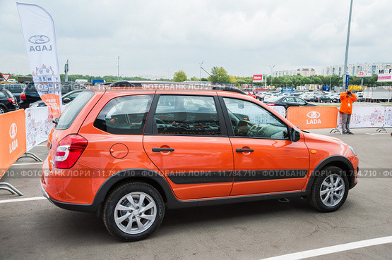 Lada Kalina Cross на открытой площадке тест-драйва на Международной выставке Moscow Off-road Show 2015. Редакционное фото, фотограф Алёшина Оксана / Фотобанк Лори