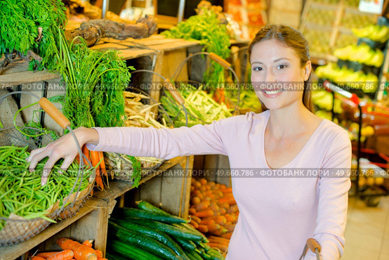 Lady picking up handful of French beans. Стоковое фото, агентство Ingram Publishing / Фотобанк Лори