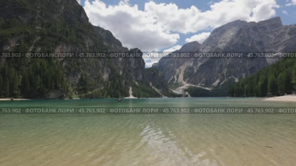 Lake Lago di Braies in Dolomites, Italy Alps (2022 год). Стоковое видео, видеограф Андрей Армягов / Фотобанк Лори