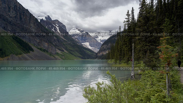 Lake Louise and Rocky Mountains, Improvement District 9, Banff National Park, Jasper, Alberta, Canada. Стоковое фото, агентство Ingram Publishing / Фотобанк Лори