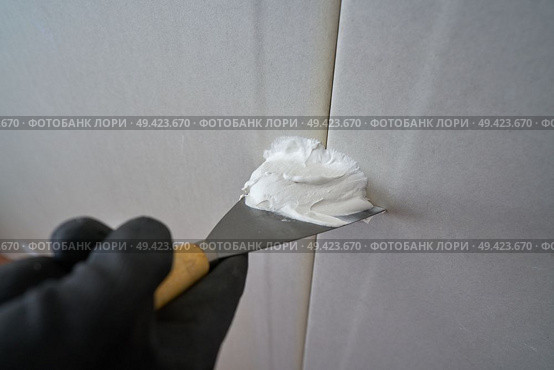 laminated plasterboard plastering join detail spatula and hand. Стоковое фото, агентство Ingram Publishing / Фотобанк Лори