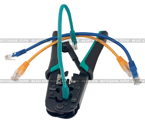 LAN кабели и инструмент обжимки кабелей на белом фоне. LAN cables and cable crimping tool on white background. Стоковое фото, фотограф Татьяна Д / Фотобанк Лори