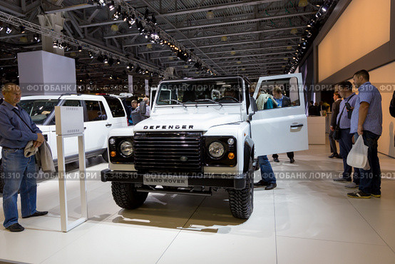 Land Rover Defender. Московский международный автомобильный салон 2014. Редакционное фото, фотограф Сергей Лаврентьев / Фотобанк Лори