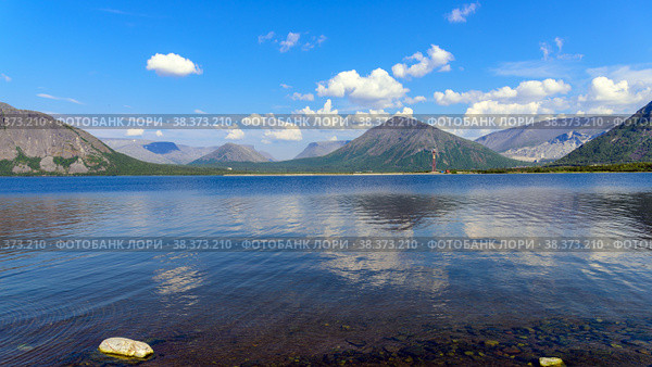 Landscape Big Vudyavr Lake in the Hibiny mountains. Blue sky and clouds. With reflection in water. Стоковое фото, фотограф Михаил Аккуратoв / Фотобанк Лори