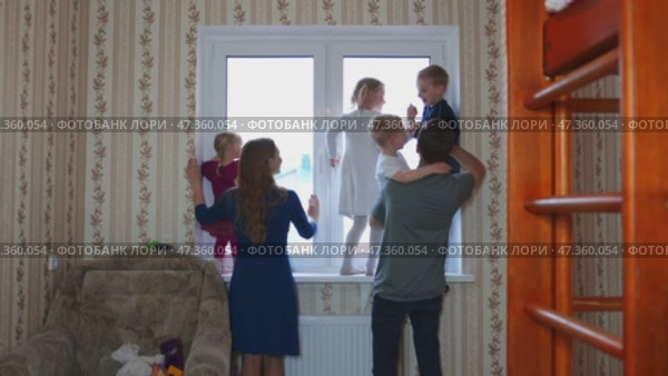 Large and friendly family at the window during quarantine. Стоковое видео, видеограф Mikhail Davidovich / Фотобанк Лори
