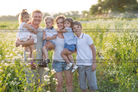 Large family on a walk. Стоковое фото, фотограф Типляшина Евгения / Фотобанк Лори
