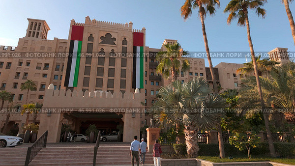 Large national flag of United Arab Emirates on a building. Стоковое фото, фотограф David Kashakhi / Фотобанк Лори